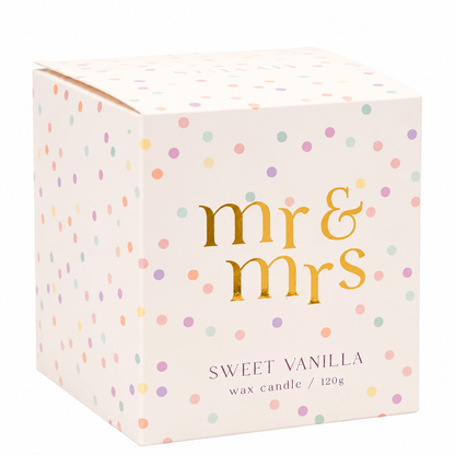 Mr & Mrs Sweet Vanilla geurkaars van 120 gram in een crèmekleurige verpakking met goudkleurige tekst en pastelkleurige stippen op een witte achtergrond.