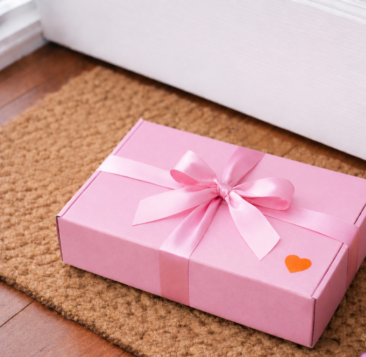 Mystery Maandbox Juni met oranje details, 7 exclusieve producten, gratis verzending en een waarde van meer dan €32. Liefdevol ingepakt brievenbuscadeau voor jezelf of iemand anders.