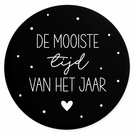 Zwarte ronde onderzetter met de tekst De Mooiste Tijd van het Jaar en een wit hartje