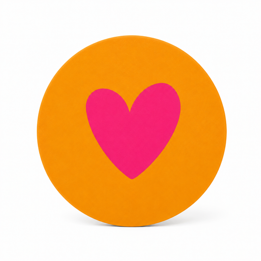 Oranje ronde onderzetter met een groot roze hart, vrolijke onderzetter voor koffie, thee en cadeaus.
