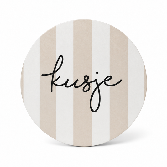 Beige wit gestreepte onderzetter met de tekst Kusje in zwarte sierletters.