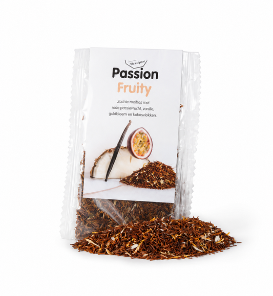 Passion Fruity rooibos thee met passievrucht, vanille en kokos in luxe verpakking op witte achtergrond.