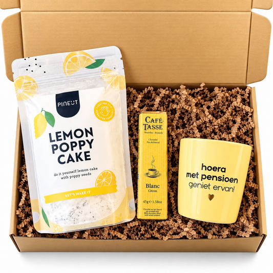 Pensioen cadeaubox met Hoera met pensioen mok, Lemon Poppy Cake en Café-Tasse chocolade