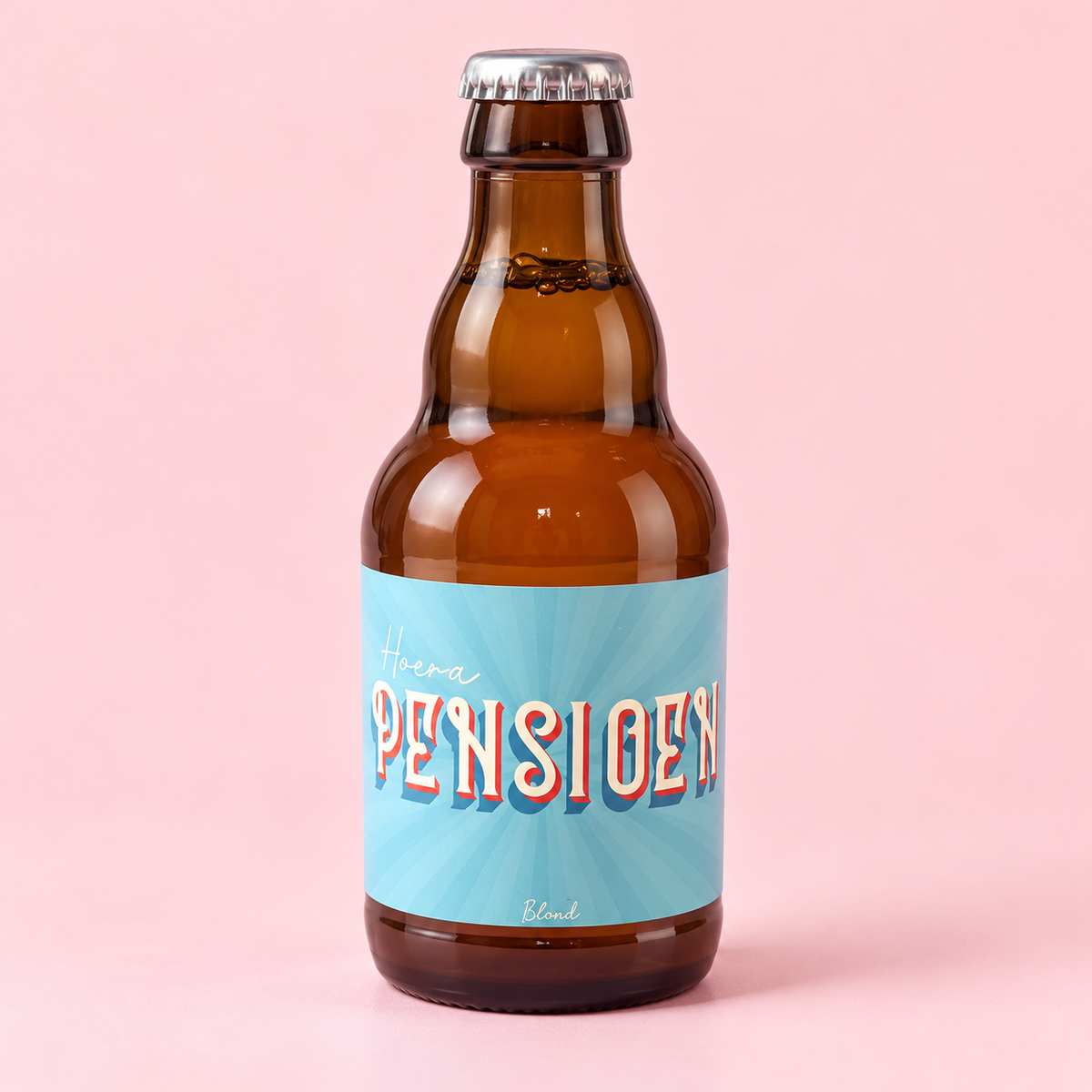 Bruine bierfles met blauw etiket en de tekst Hoera Pensioen Blond, een origineel cadeau voor iemand die met pensioen gaat.