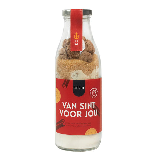 Pineut Van Sint Voor Jou kruidnotencake bakmix in glazen fles op witte achtergrond