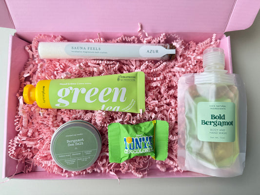 Relax & Wellness cadeaubox met handcrème, body wash, geurkaars, badkristallen en chocolade in roze cadeaubox
