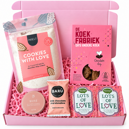Roze cadeaubox met koekjesmix van Pineut, chocoladekoekjes van De Koekfabriek, BARÚ marshmallow met melkchocolade, rosékleurig blikje en twee zakjes Lots of Love kruidenthee.