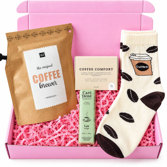 Roze cadeaubox met koffie van Liv'n Taste, Coffee Comfort bodyzeep, Café-Tasse melkchocolade en crèmekleurige sokken met koffieprint.