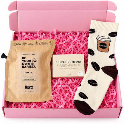 Roze cadeaubox met Brazil koffie van The Brew Company, Coffee Comfort van Azur en witte sokken met koffieprint, gevuld met roze papiersnippers