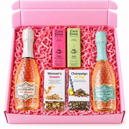 Roze cadeaubox met twee flessen Pizzolato rosé, Café-Tasse chocolade en twee soorten losse thee, feestelijk verpakt met roze opvulmateriaal.