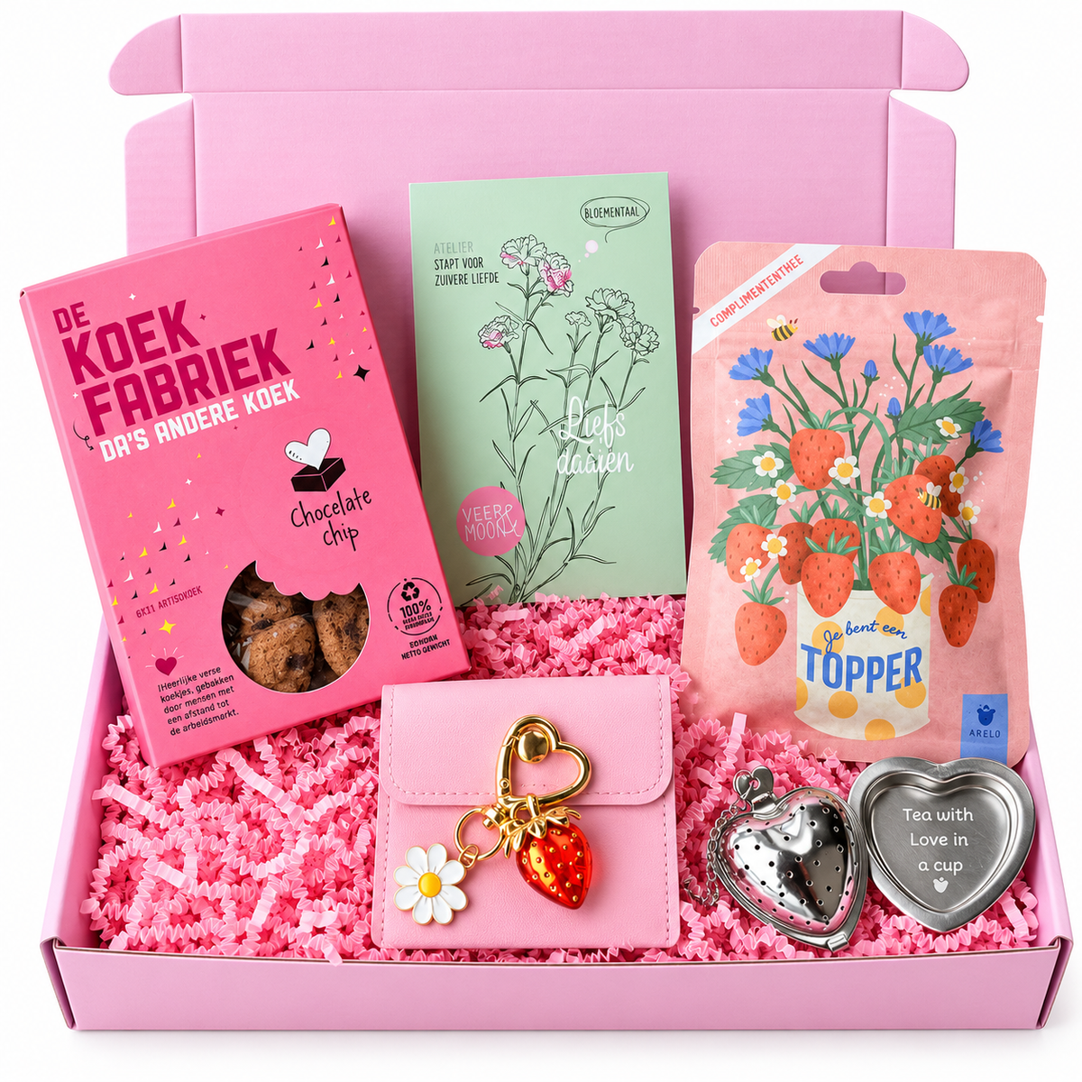Roze cadeaubox met koekjes, complimententhee, bloemenkaart, aardbeien-sleutelhanger en hartvormig theezeefje.