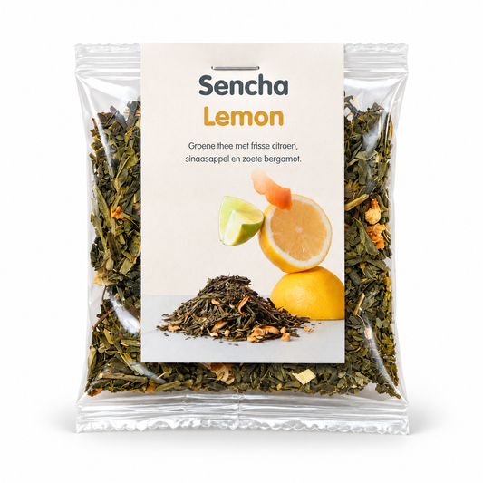 Sencha Lemon groene thee met groene theeblaadjes, citroen en sinaasappel in een transparante verpakking.