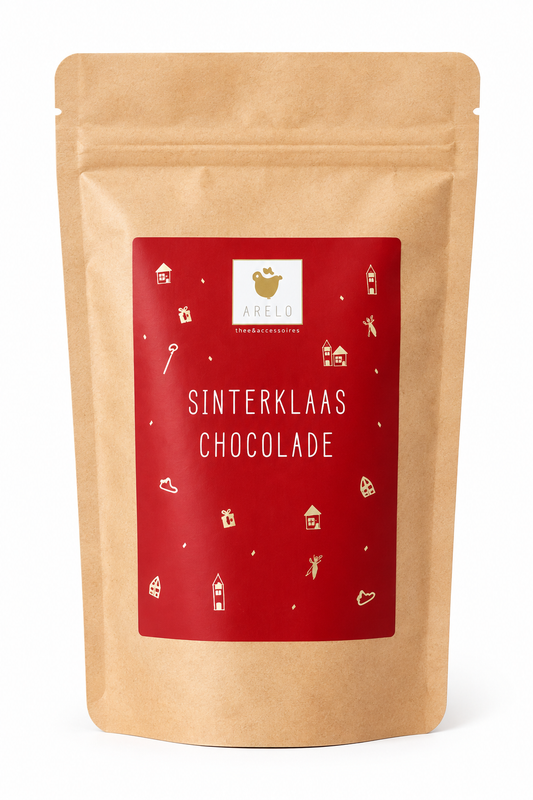 Sinterklaas chocolade in feestelijke rode kraft verpakking op witte achtergrond