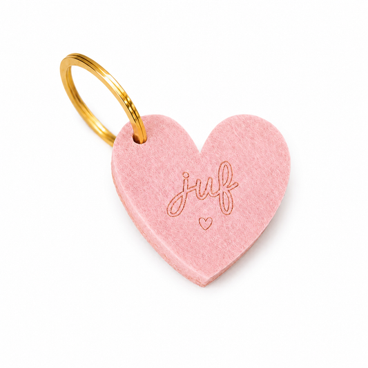 Roze vilten hart sleutelhanger met tekst juf en gouden sleutelring, origineel cadeau voor de juf.