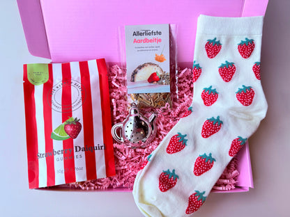 Strawberry cadeaubox met aardbeiensnoepjes, aardbeithee, theezeefje en aardbeiensokken in roze cadeaubox