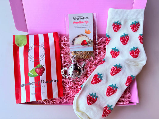 Strawberry cadeaubox met aardbeiensnoepjes, aardbeithee, theezeefje en aardbeiensokken in roze cadeaubox