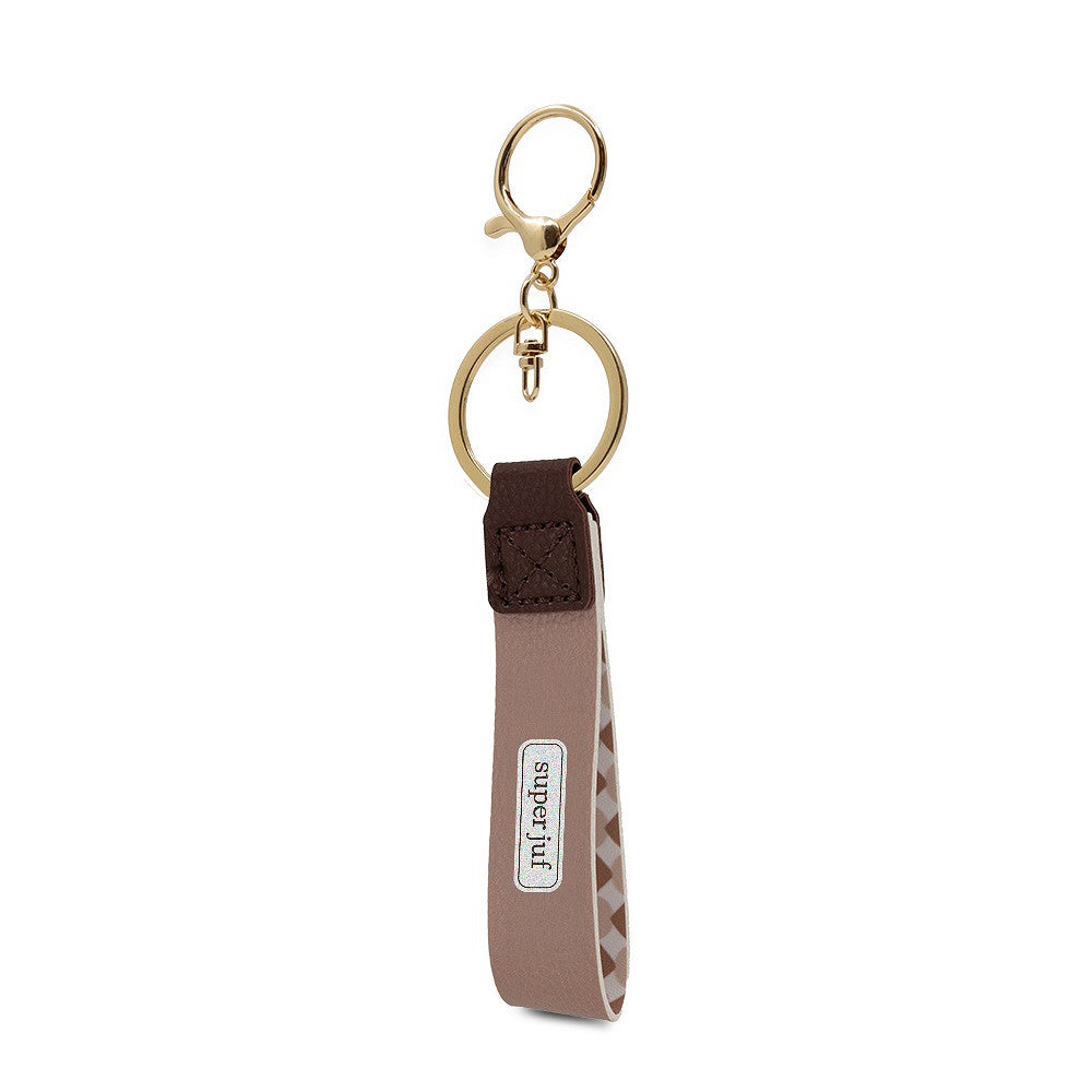 Beige sleutelhanger met goudkleurige details en de tekst Super Juf, origineel bedankje voor de juf aan het einde van het schooljaar.