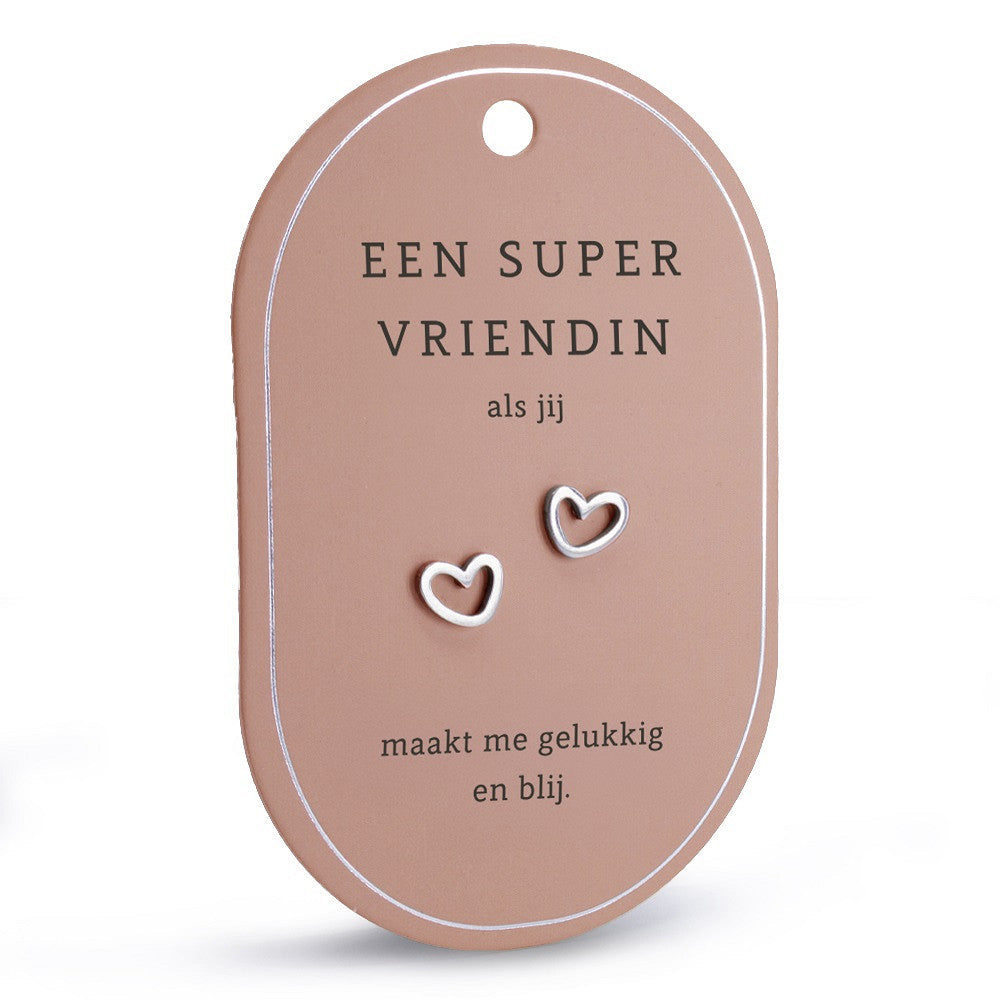 Zilverkleurige hartjes oorbellen op roze cadeaukaart met tekst Een super vriendin als jij maakt me gelukkig en blij.