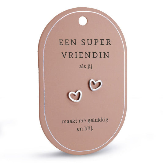 Zilverkleurige hartjes oorbellen op roze cadeaukaart met tekst Een super vriendin als jij maakt me gelukkig en blij.