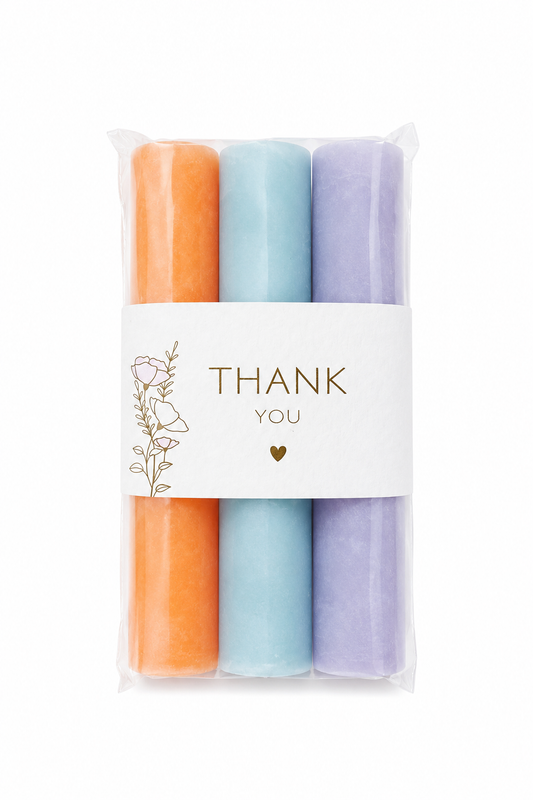 Set van drie mini dinerkaarsen in perzik, lichtblauw en lila met een ‘Thank You’-wikkel, ideaal als origineel bedankje van The Prezzent.
