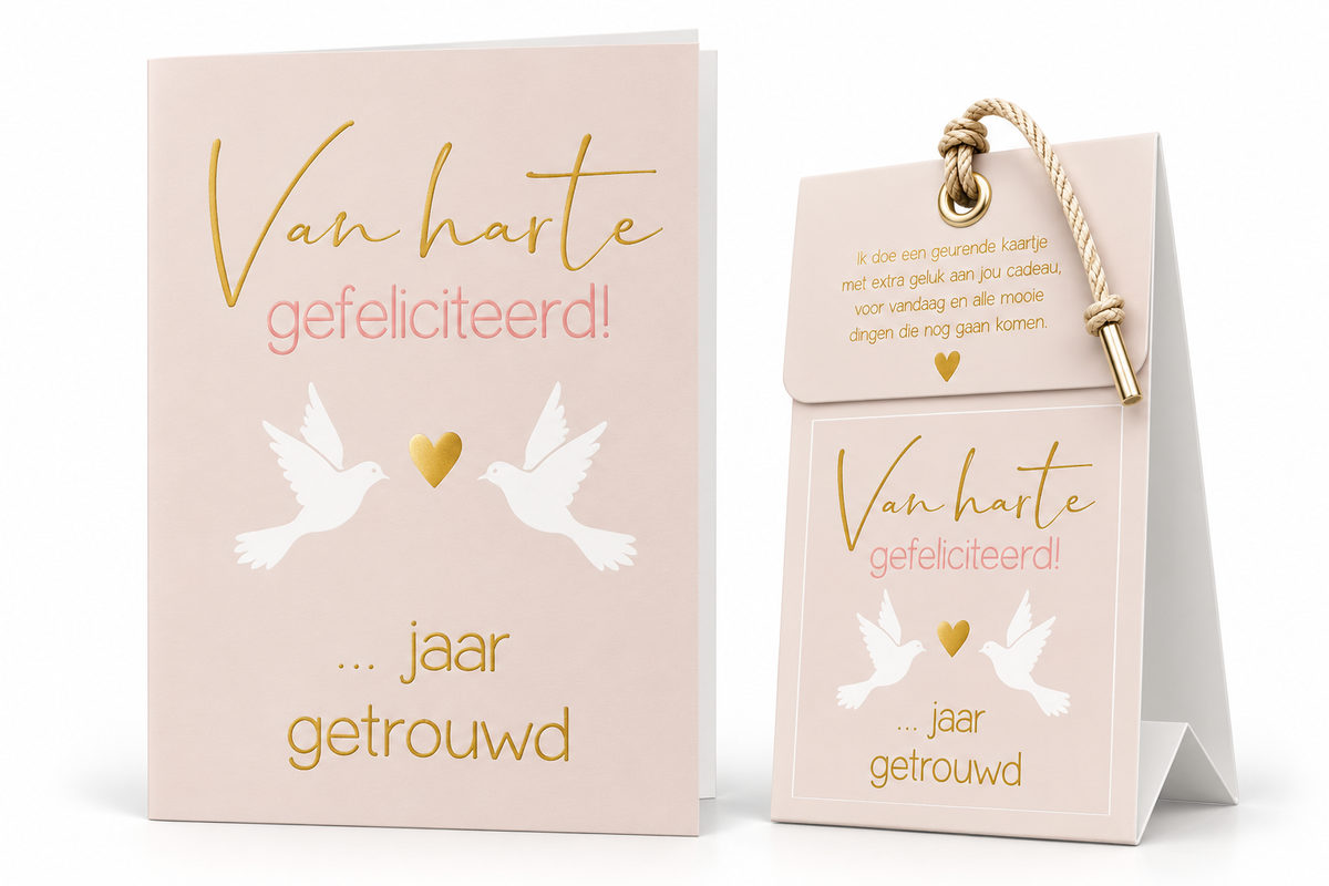 Geurende wenskaart met bijpassend cadeautasje, tekst ‘Van harte gefeliciteerd, … jaar getrouwd’, witte duiven en gouden hartjes.