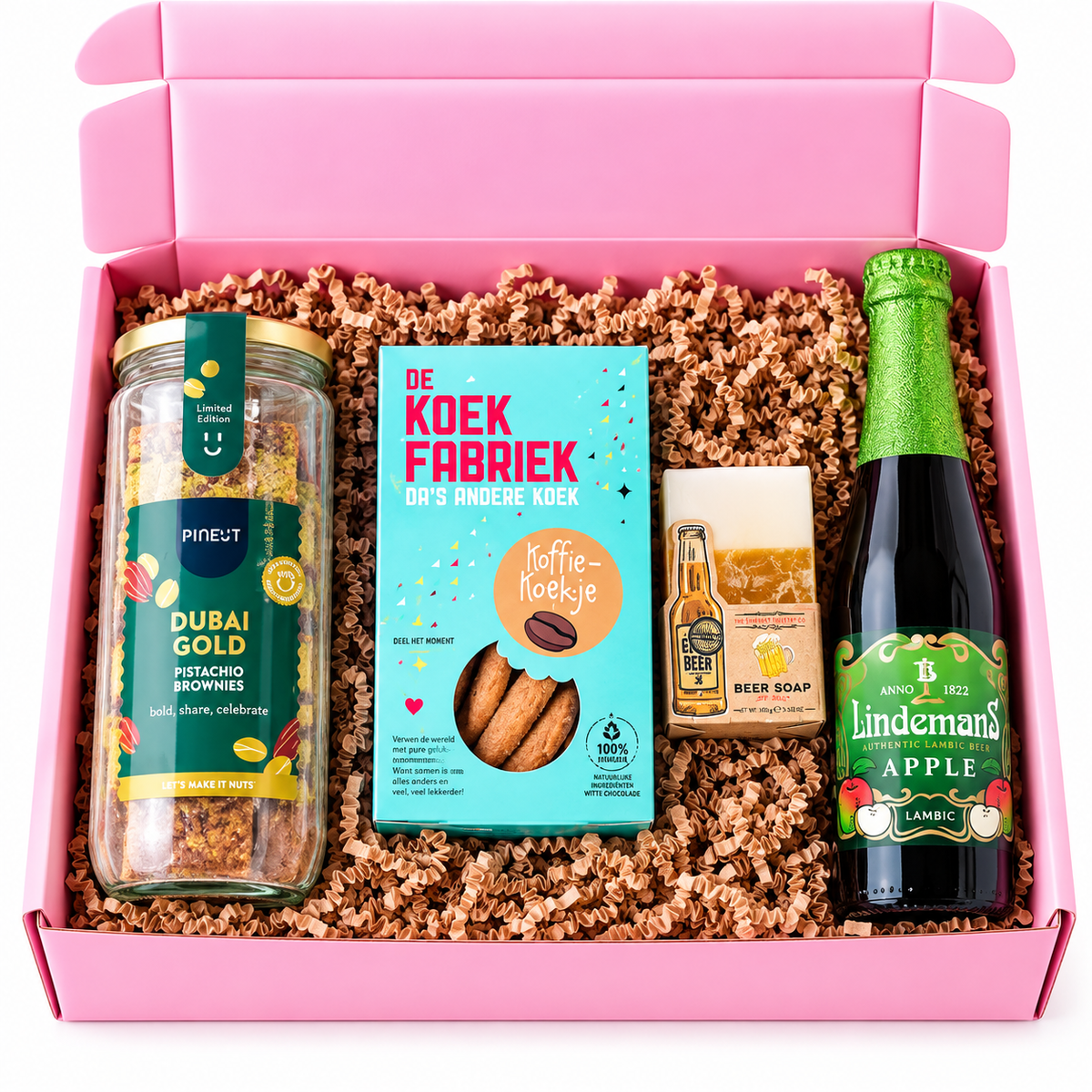 Verjaardagscadeaubox voor hem met Dubai Gold pistache brownies, koffiekoekjes, bierzeep en Lindemans Apple bier in een roze cadeaubox.