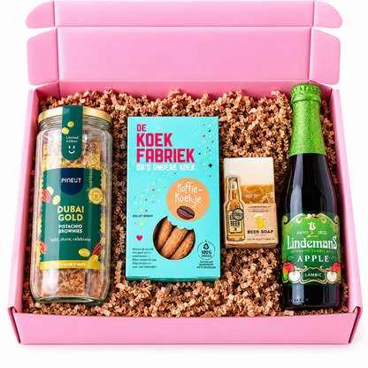 Verjaardagscadeaubox voor hem met Dubai Gold pistache brownies, koffiekoekjes, bierzeep en Lindemans Apple bier in een roze cadeaubox.