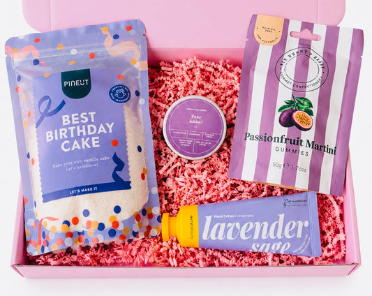 Roze verjaardag cadeaubox voor vrouw met Best Birthday Cake, Passionfruit Martini gummies, geurkaars en handcrème