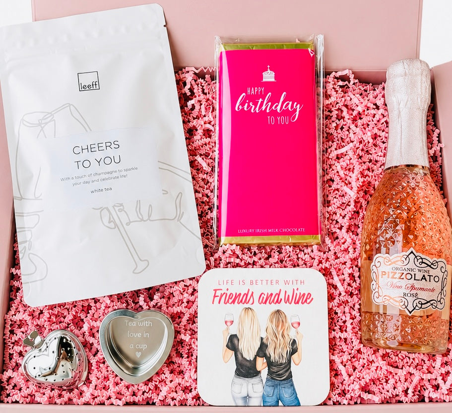 Luxe verjaardag cadeaubox voor vrouw met rosé, Happy Birthday chocolade, white tea en roze accessoires