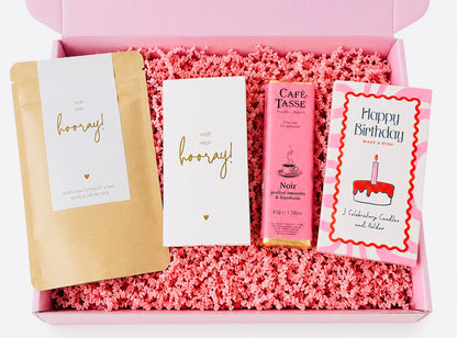 Roze verjaardag cadeaubox voor vrouw met bath salt, chocolade en Happy Birthday kaarsen