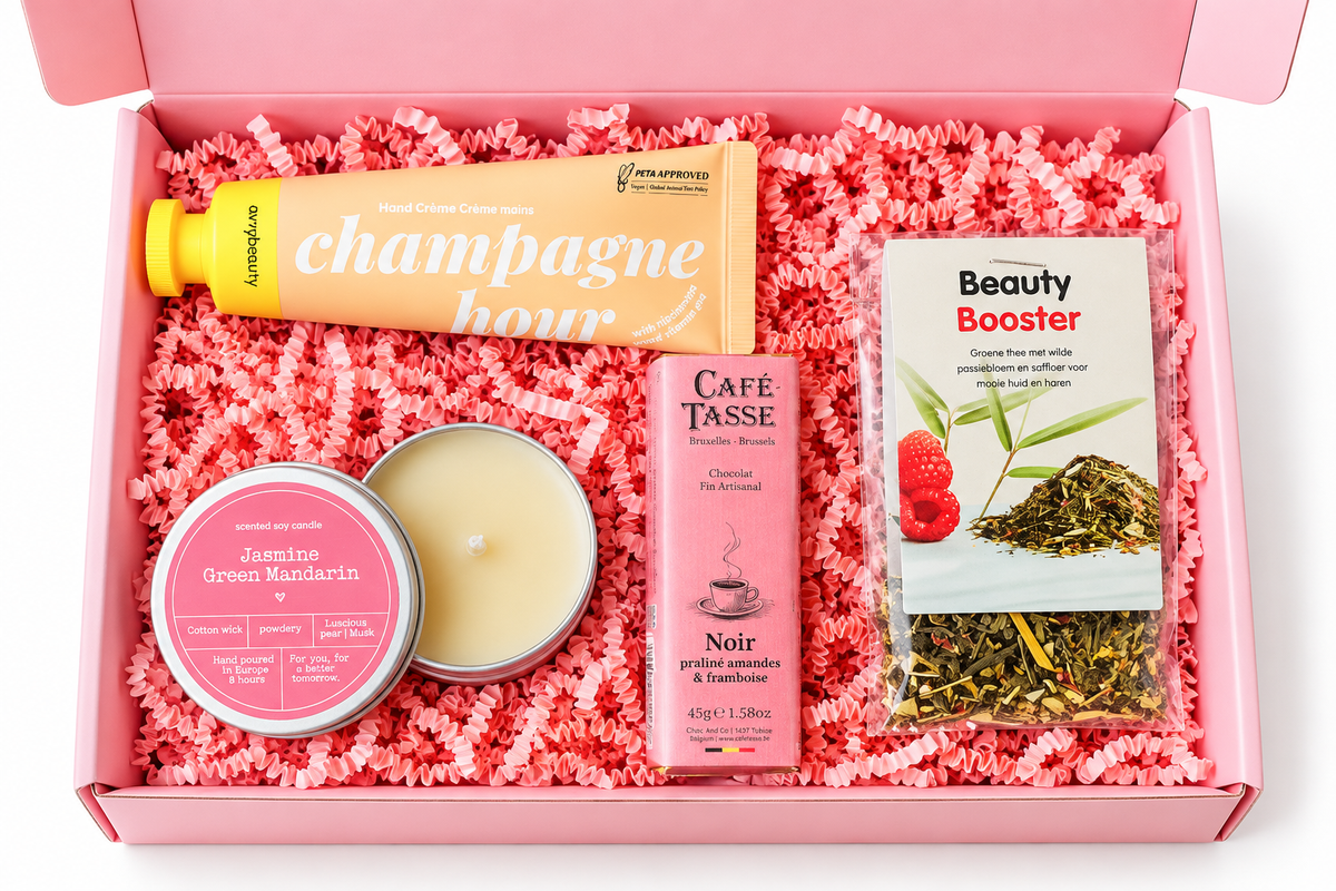 Roze verwen cadeaubox met Champagne Hour handcrème, Jasmine Green Mandarin geurkaars, Café-Tasse chocolade en Beauty Booster thee van The Prezzent.