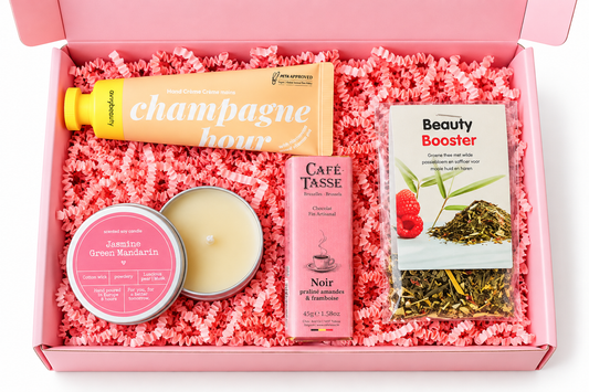 Roze verwen cadeaubox met Champagne Hour handcrème, Jasmine Green Mandarin geurkaars, Café-Tasse chocolade en Beauty Booster thee van The Prezzent.