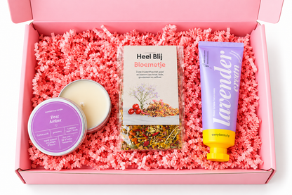 verwen-cadeaubox-thee-handcreme-geurkaars-the-prezzent.jpg