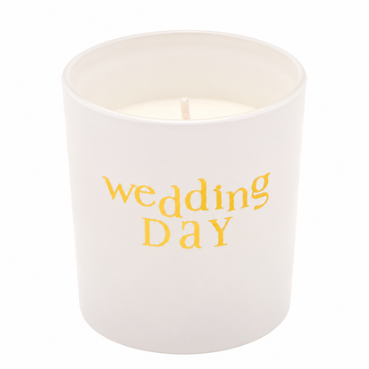 Witte Wedding Day kaars met elegante gouden tekst in een minimalistisch mat wit glas, perfect als huwelijkscadeau of bruiloftscadeau.
