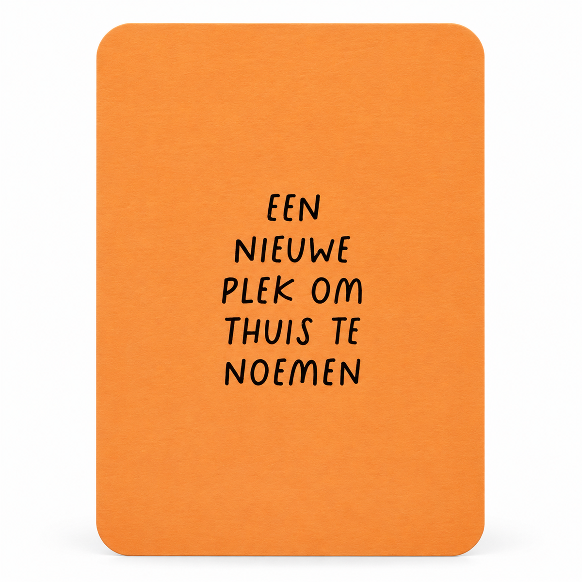 Oranje wenskaart met zwarte tekst ‘Een nieuwe plek om thuis te noemen’ op een witte achtergrond.