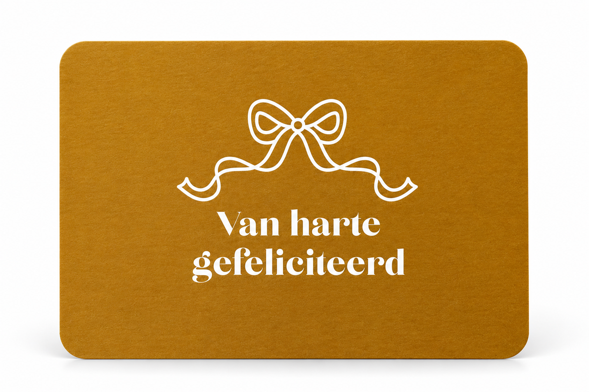Okergele wenskaart met witte strik en de tekst ‘Van harte gefeliciteerd’ op een witte achtergrond.