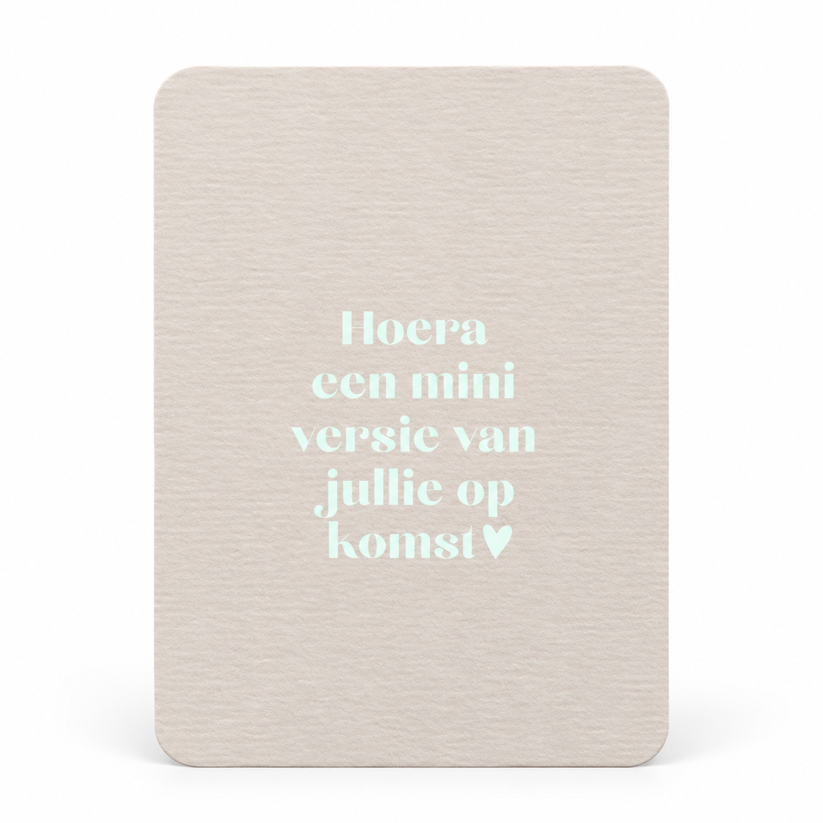 Crèmekleurige wenskaart met mintgroene tekst ‘Hoera een mini versie van jullie op komst’ op een witte achtergrond.
