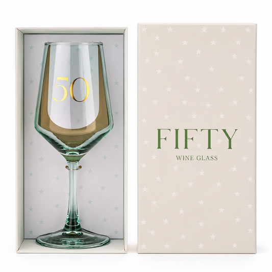 Groen wijnglas met gouden cijfer 50 in luxe Fifty cadeauverpakking voor een 50e verjaardag.