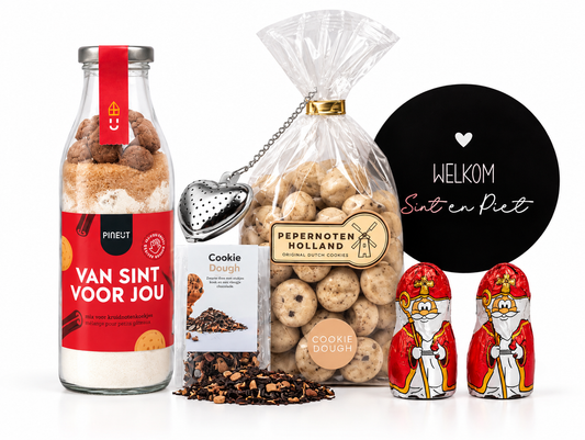 Zakelijke Sinterklaas cadeaubox met Pineut Van Sint Voor Jou, pepernoten, cookie dough en chocolade Sinterklaasfiguren