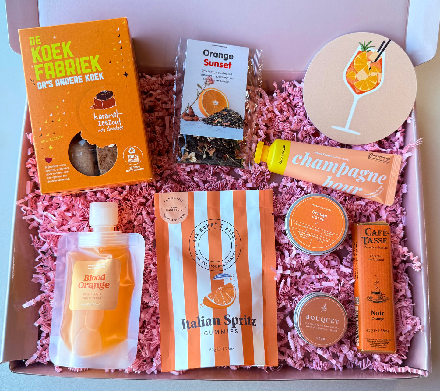 Luxe zomerse cadeaubox met Orange Sunset thee, chocolade, koekjes, handcrème, body wash, geurkaars, Italiaanse Spritz gummies en wellness cadeaus voor haar.